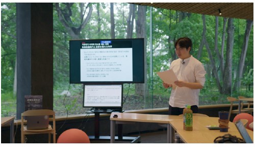 A researcher presents carbon measurement data in a forest classroom.